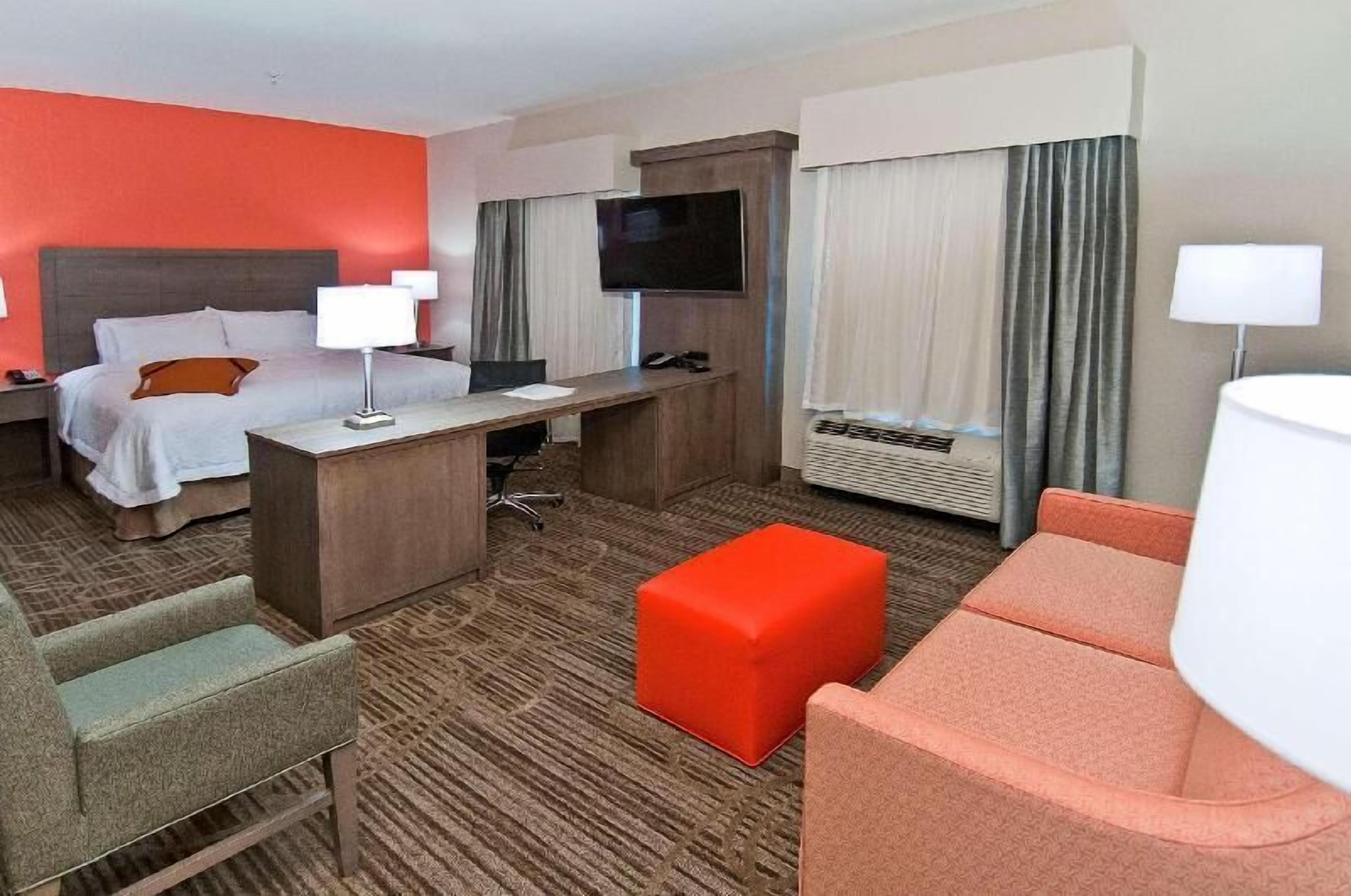 Zimmersafe, laptopgeeigneter Arbeitsplatz, Verdunkelungsvorhänge