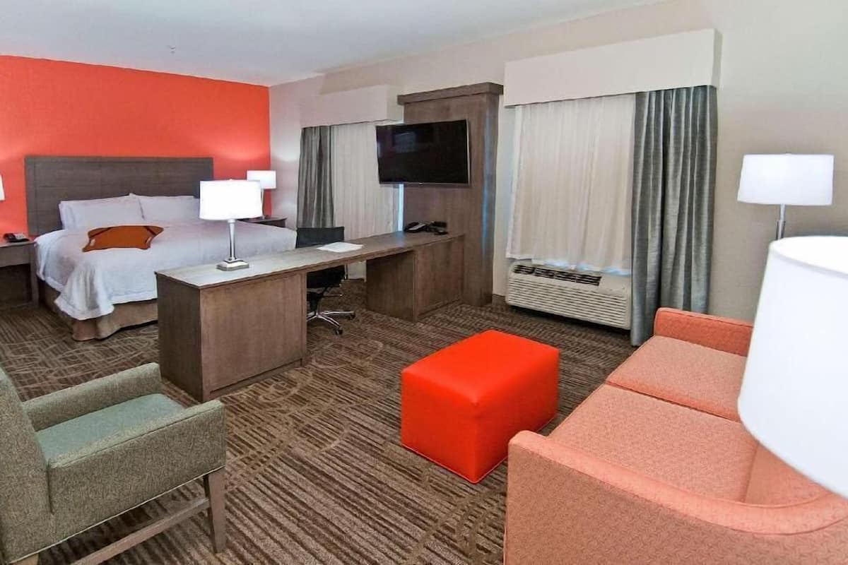 Zimmersafe, laptopgeeigneter Arbeitsplatz, Verdunkelungsvorhänge