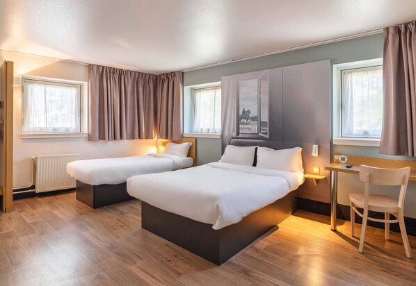Chambre triple, accessible aux personnes à mobilité réduite, non-fumeur | Literie de qualité, bureau, système d’insonorisation