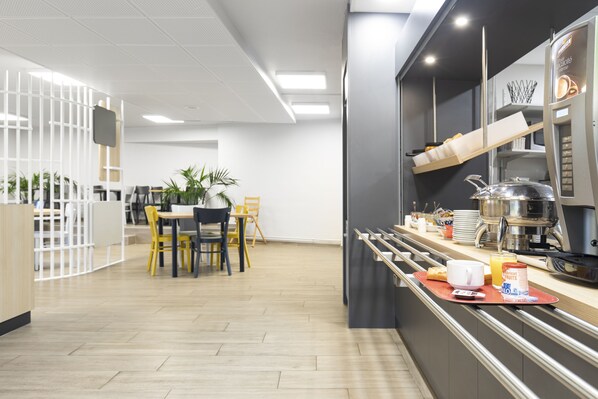 Petit déjeuner buffet servi tous les jours en supplément