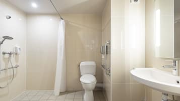 Un baño con ducha, inodoro y lavabo.