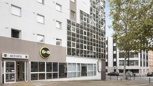 A B&B hotel with a modern facade, large windows, and a visible entrance. - B&B HOTEL Lyon Centre Monplaisir (Lyon)