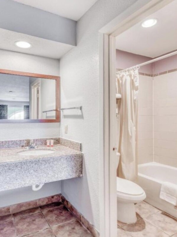 Desk, free WiFi, bed sheets - Sienna Inn Channelview, TX (Channelview)