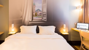 Bộ đồ giường cao cấp, bàn, màn/rèm cản sáng, phòng cách âm 