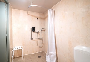 Quarto casal, acessível para pessoas com deficiência física | Banheiro | Chuveiro, secador de cabelo (mediante solicitação), toalhas de banho