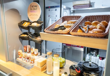 Daily buffet breakfast for a fee. B&B HOTEL Limoges (2)