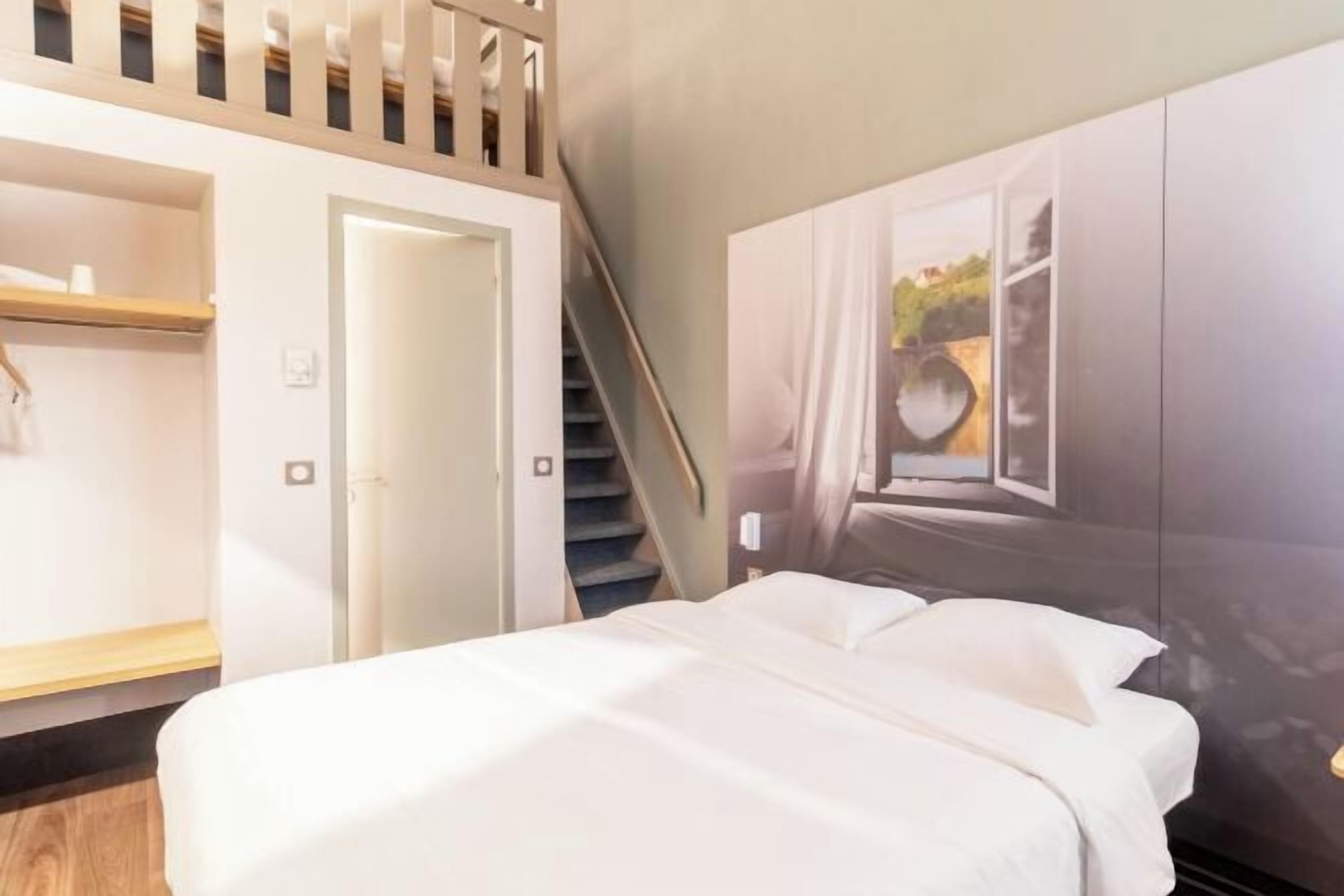 Premium bedding, desk, blackout drapes, soundproofing