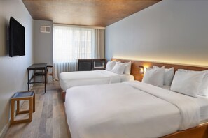 Luxe beddengoed, een kluis op de kamer, een laptopwerkplek