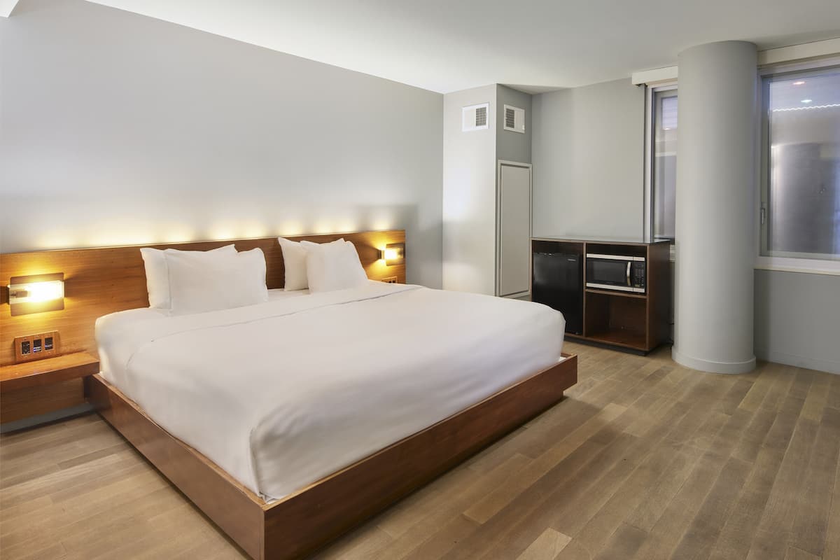 Ropa de cama de alta calidad y caja de seguridad en la habitación