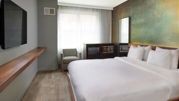 Ropa de cama de alta calidad y caja de seguridad en la habitaciĂłn