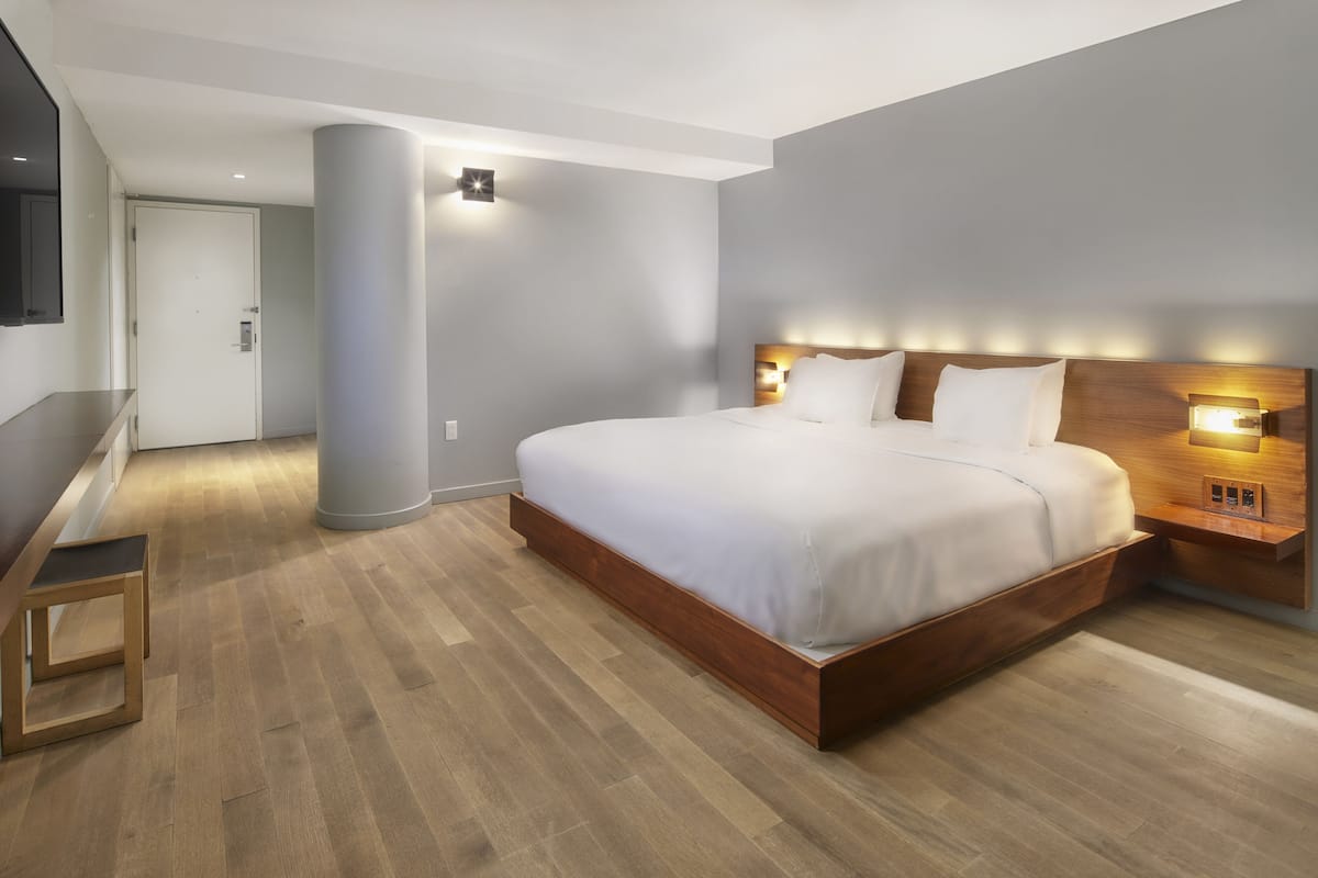 Ropa de cama de alta calidad y caja de seguridad en la habitación
