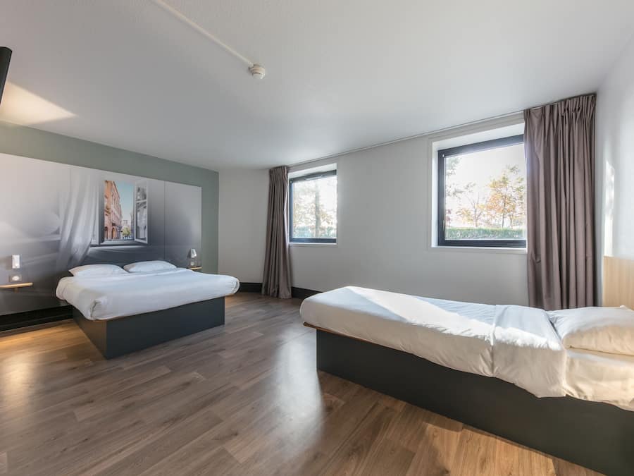 Premium bedding, desk, soundproofing, free WiFi