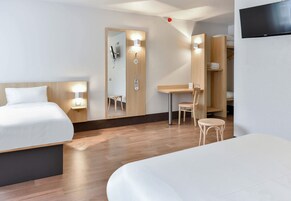 Habitación triple estándar, accesible en silla de ruedas | Ropa de cama de alta calidad, escritorio, sistema de insonorización