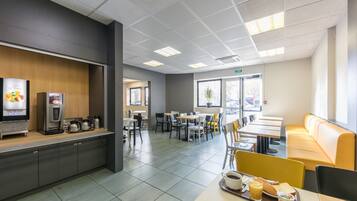 Petit déjeuner buffet servi tous les jours en supplément