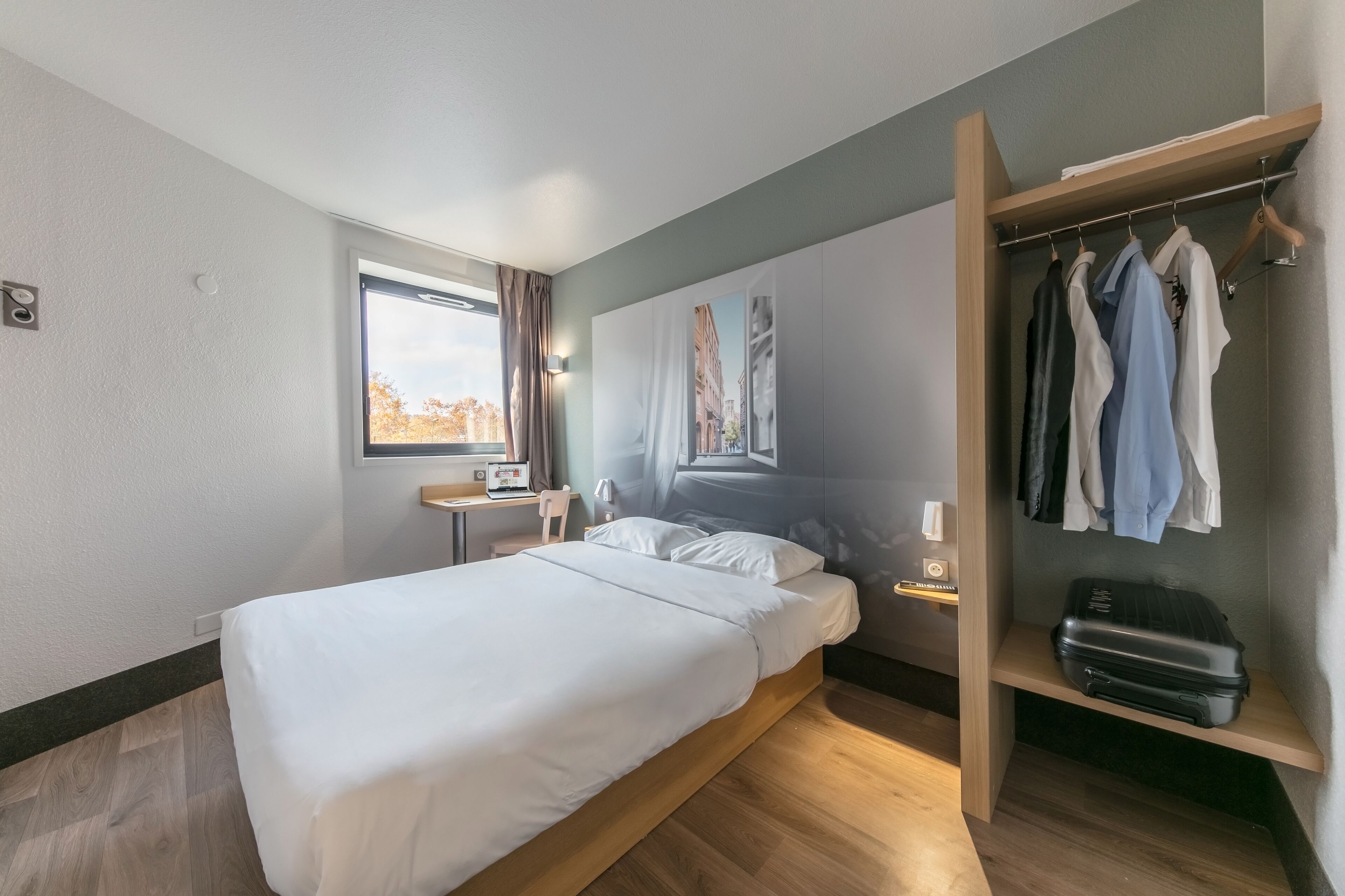 Sängtillbehör av högsta kvalitet, skrivbord och ljudisolering