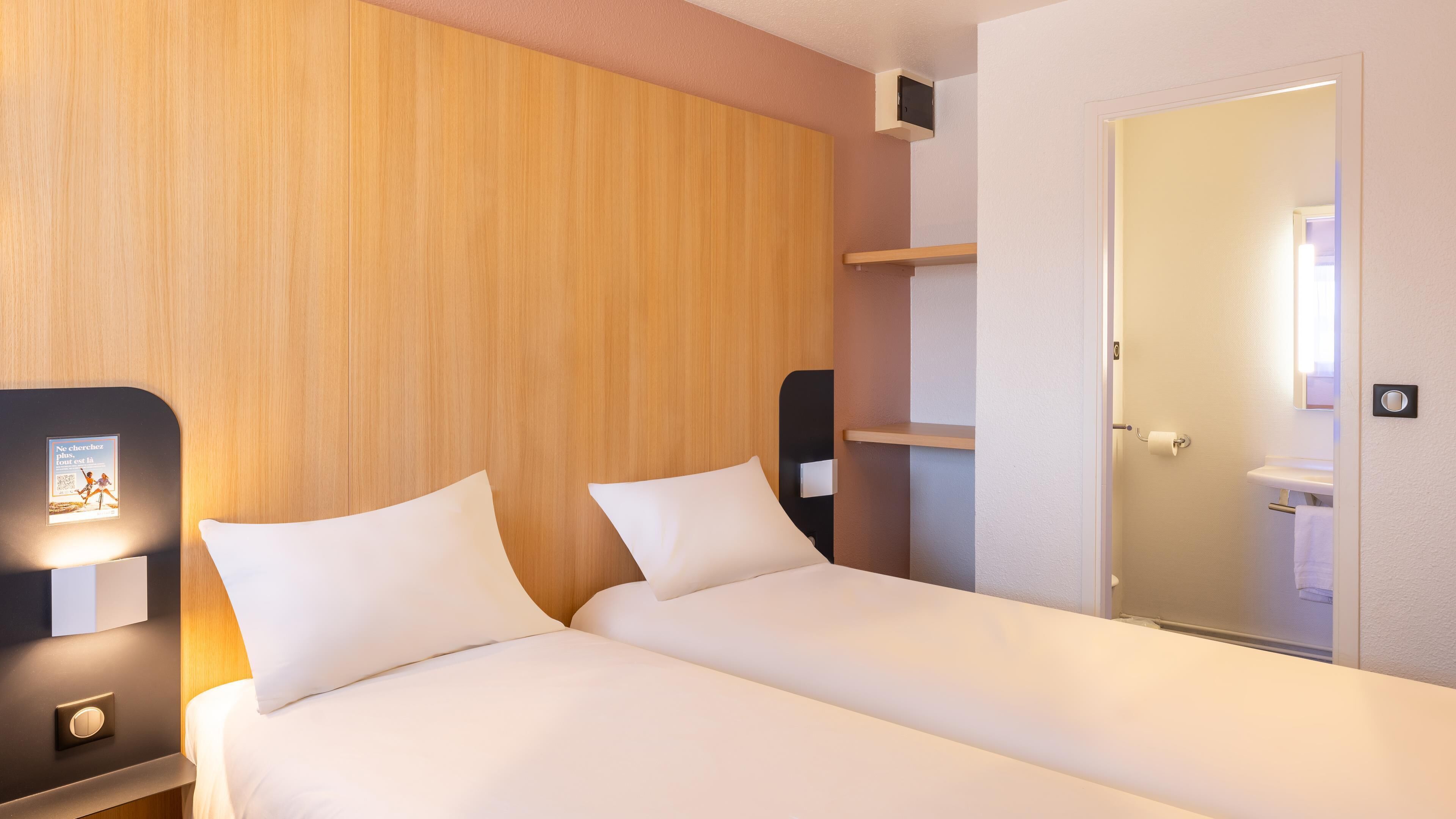 Standaard kamer, 2 eenpersoonsbedden | Een bureau, een laptopwerkplek, verduisterende gordijnen