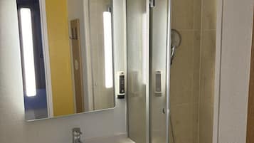 Een douche, handdoeken