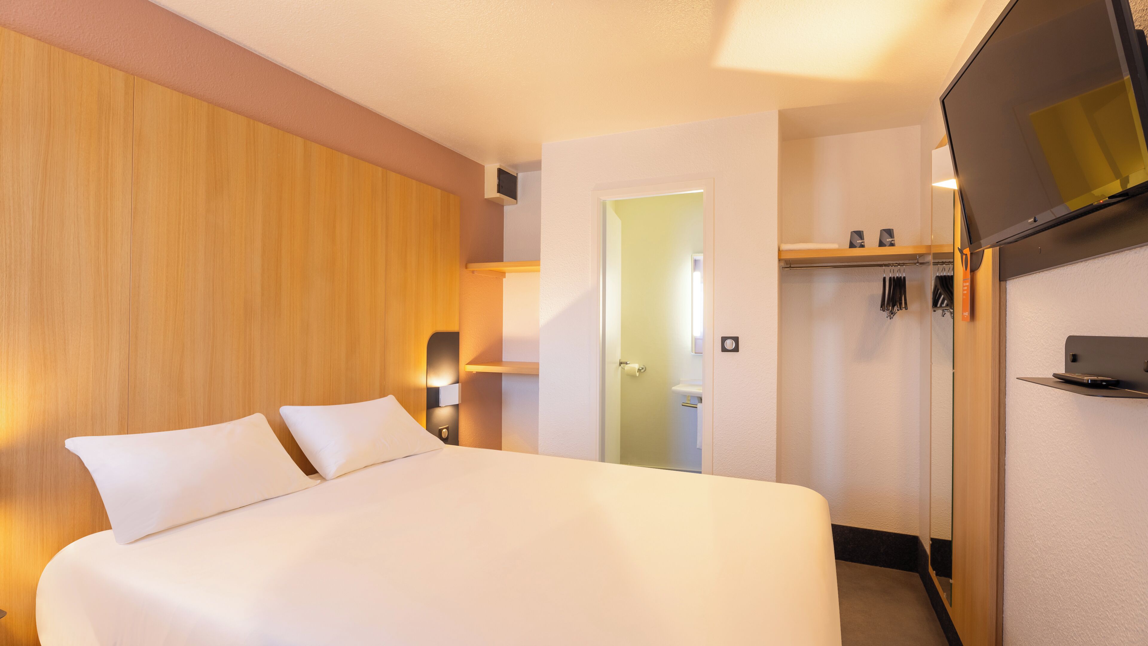 Habitación estándar, 1 cama matrimonial | Escritorio, espacio para trabajar con laptop y cortinas blackout 