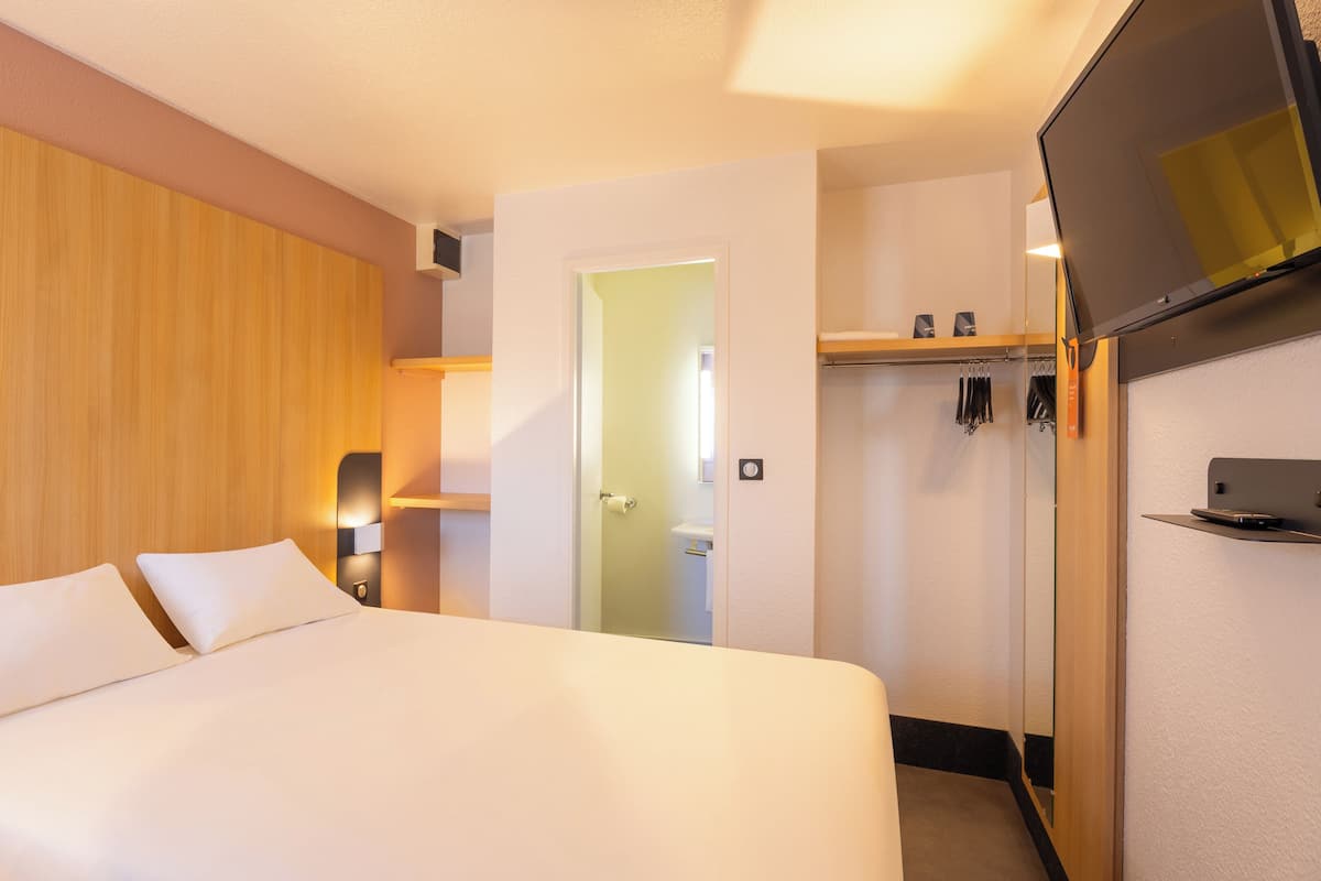 Standard Room, 1 Double Bed | Desk, laptop workspace, blackout drapes, soundproofing