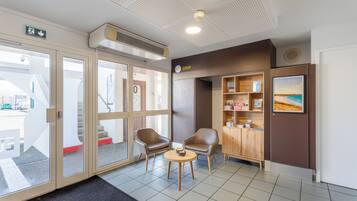 33-cm Smart TV with satellite channels, Netflix, streaming services