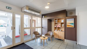 33-cm Smart TV with satellite channels, Netflix, streaming services - Kyriad ECO - Lorient Lanester (Lanester)