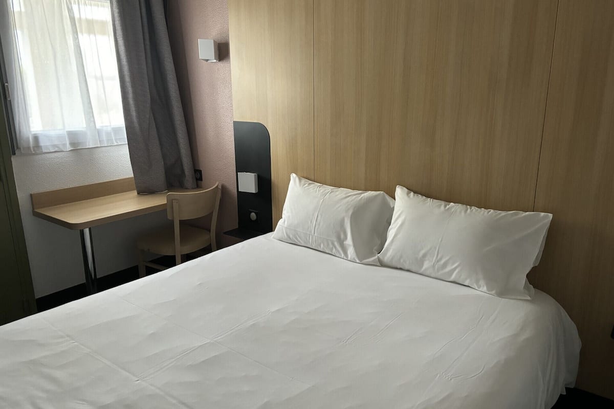 1 bedroom, desk, blackout curtains, soundproofing