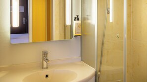 Standaard kamer, 1 tweepersoonsbed | Badkamer | Een douche, handdoeken