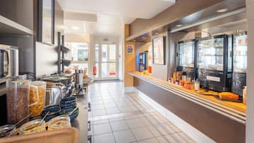 Desayuno buffet todos los días (con cargo)