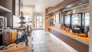 Daily buffet breakfast for a fee - Kyriad ECO - Lorient Lanester (Lanester)