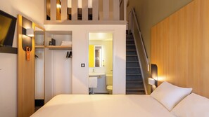 Habitación familiar, varias camas | Escritorio, espacio para trabajar con laptop y cortinas blackout 