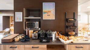 Petit déjeuner buffet servi tous les jours en supplément