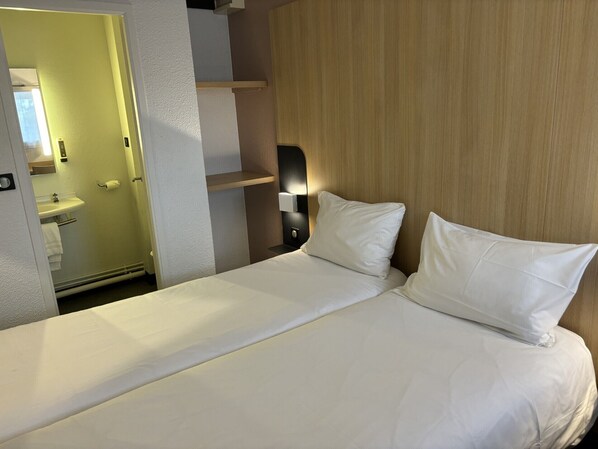 Standard Room, 2 Twin Beds | Desk, blackout drapes, soundproofing, free WiFi - Kyriad ECO - Lorient Lanester (Lanester)