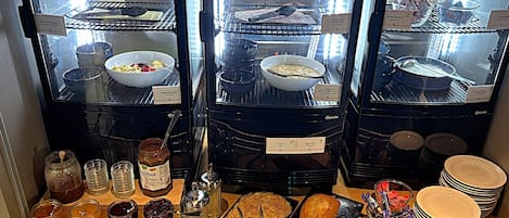 Tägliches Frühstücksbuffet gegen Gebühr