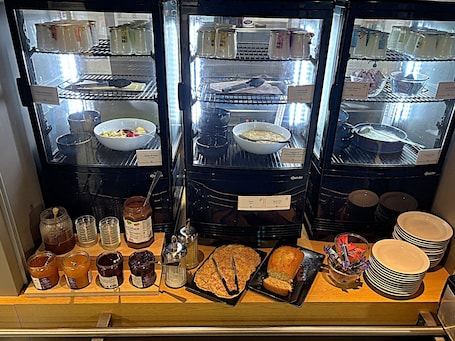 Café da manhã com buffet todos os dias mediante uma taxa. Kyriad ECO - Lorient Lanester