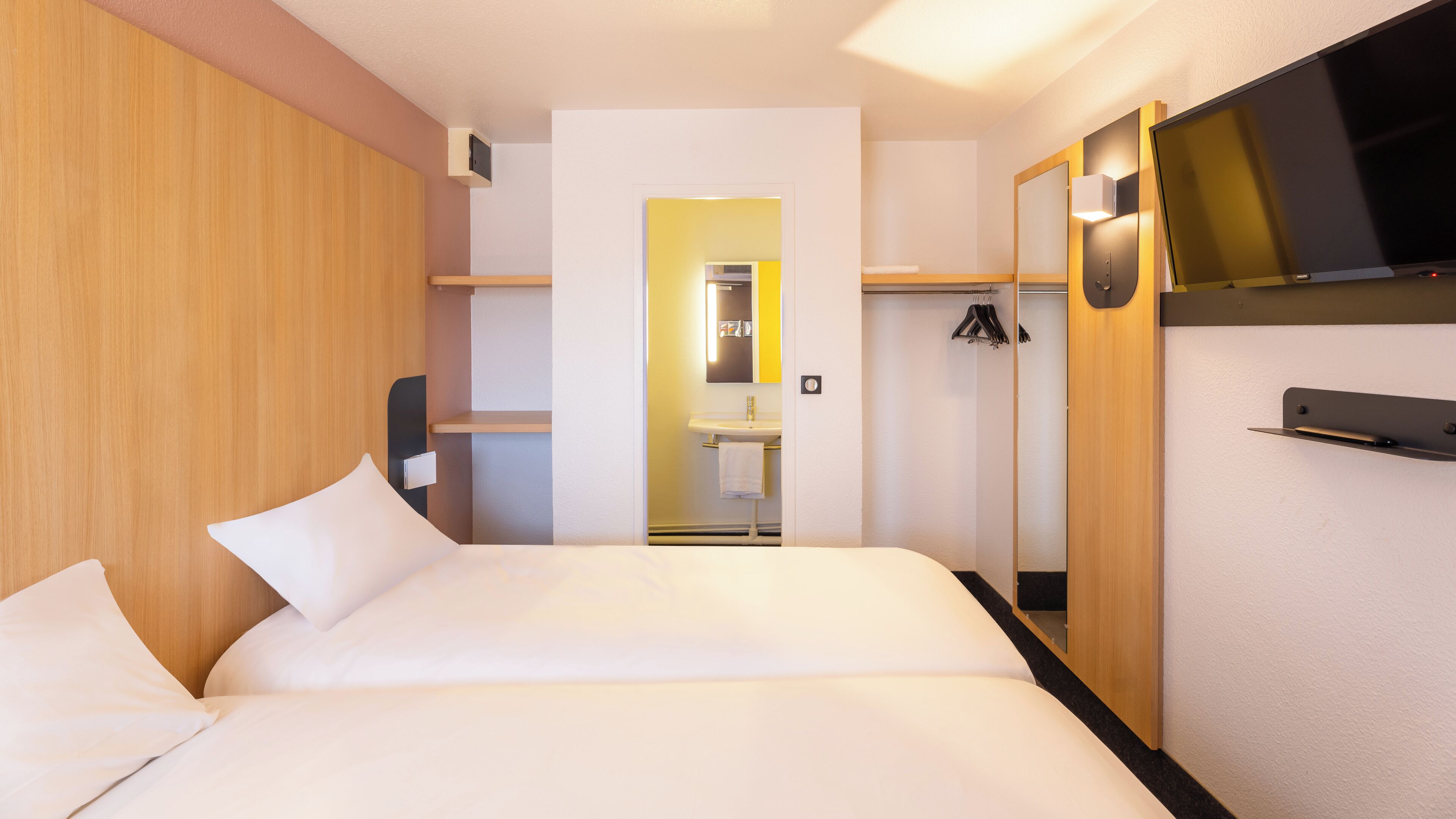 Habitación estándar, 2 camas individuales | Escritorio, espacio para trabajar con laptop y cortinas blackout 