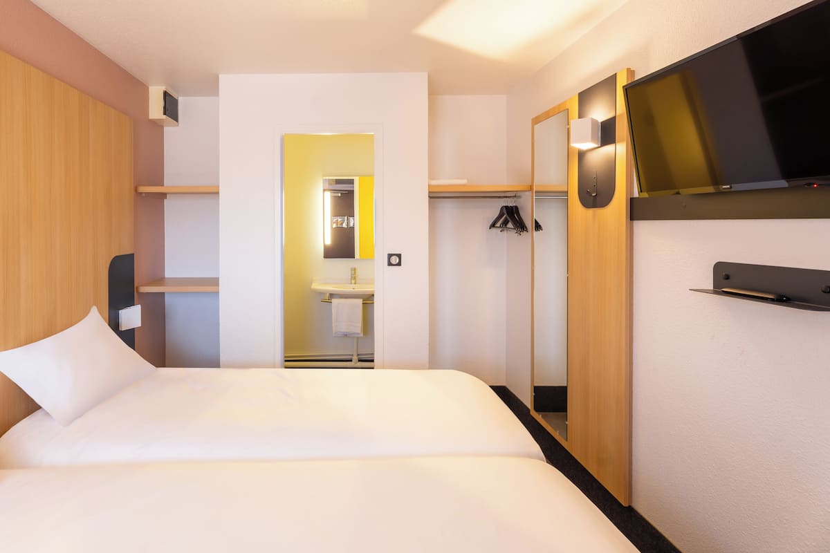 Standard Room, 2 Twin Beds | Desk, laptop workspace, blackout drapes, soundproofing