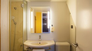 Familiekamer, meerdere bedden | Badkamer | Een douche, handdoeken