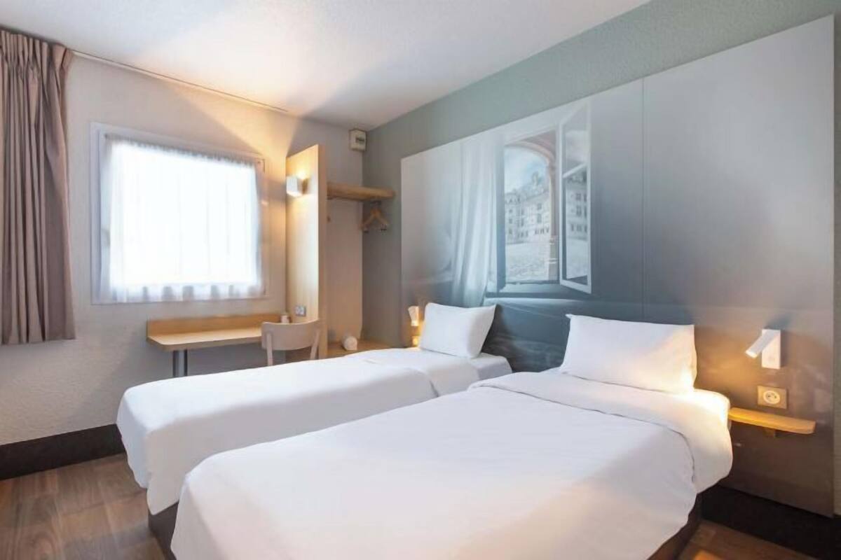 Hochwertige Bettwaren, Schreibtisch, schallisolierte Zimmer