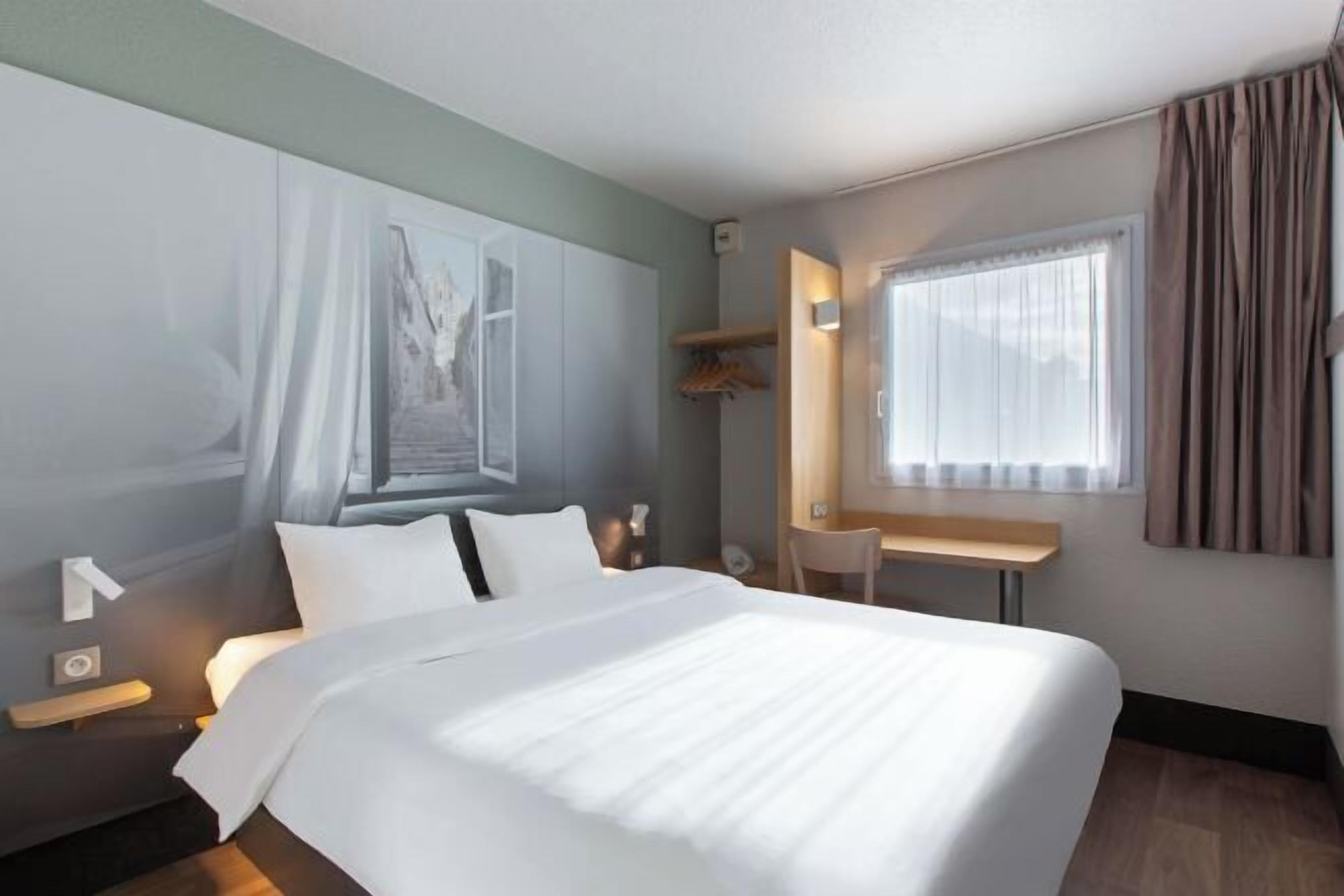 Premium bedding, desk, soundproofing, free WiFi