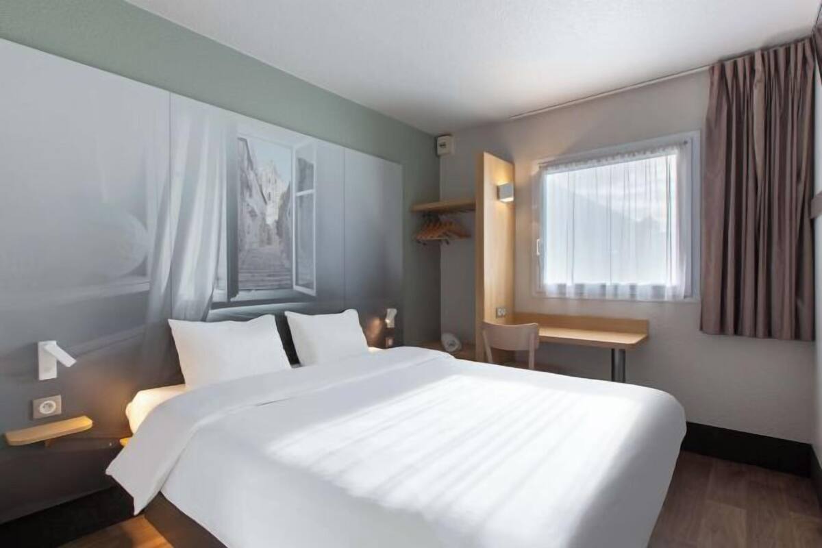 Hochwertige Bettwaren, Schreibtisch, schallisolierte Zimmer