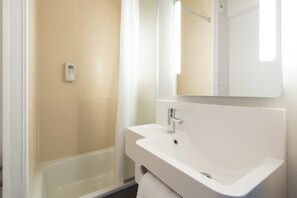 Douche, serviettes fournies