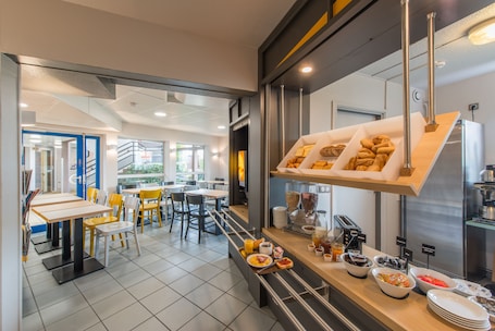 Buffet. B&B HOTEL Blois Sud Vineuil