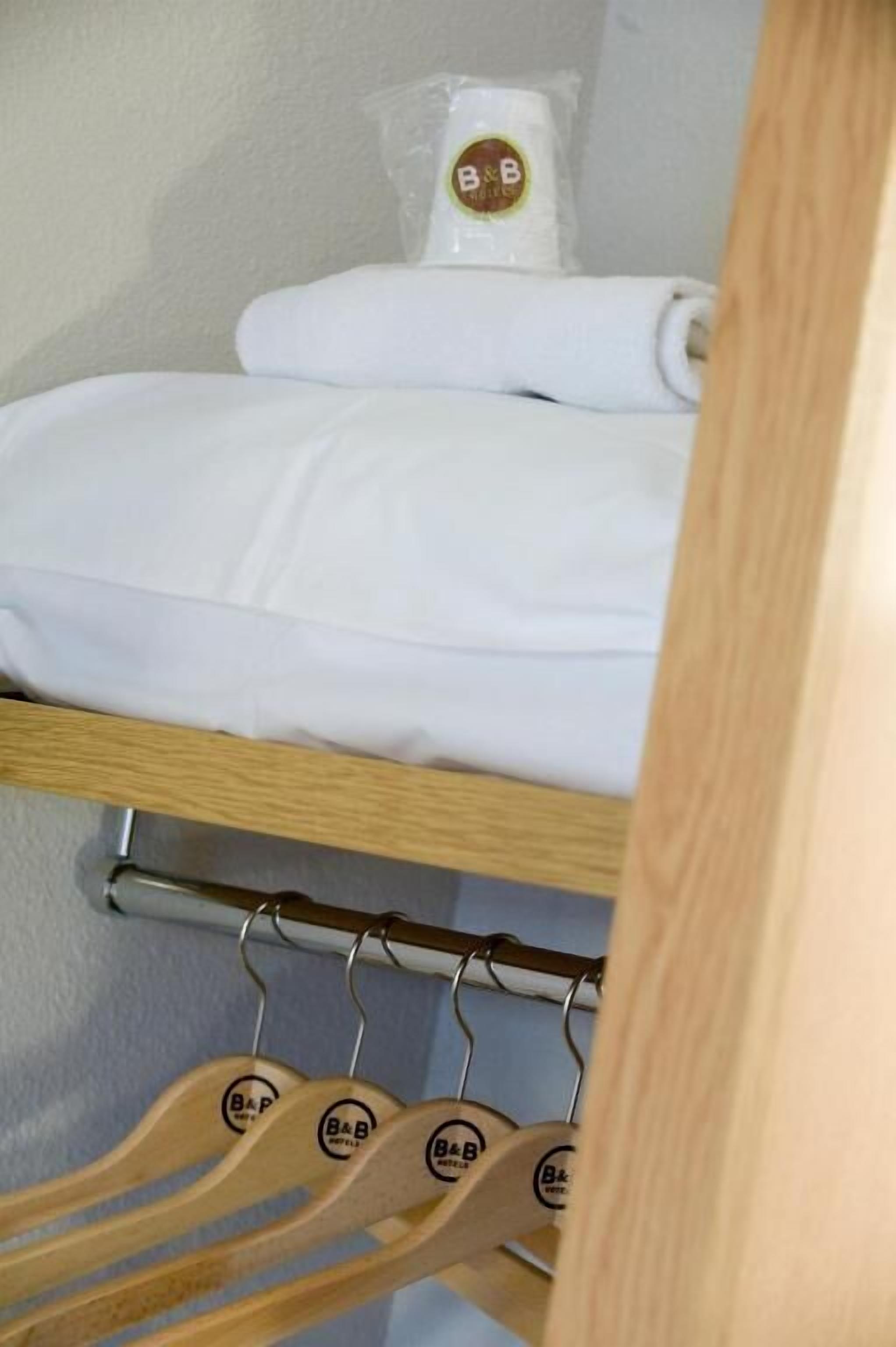 Bathroom amenities | Shower, towels