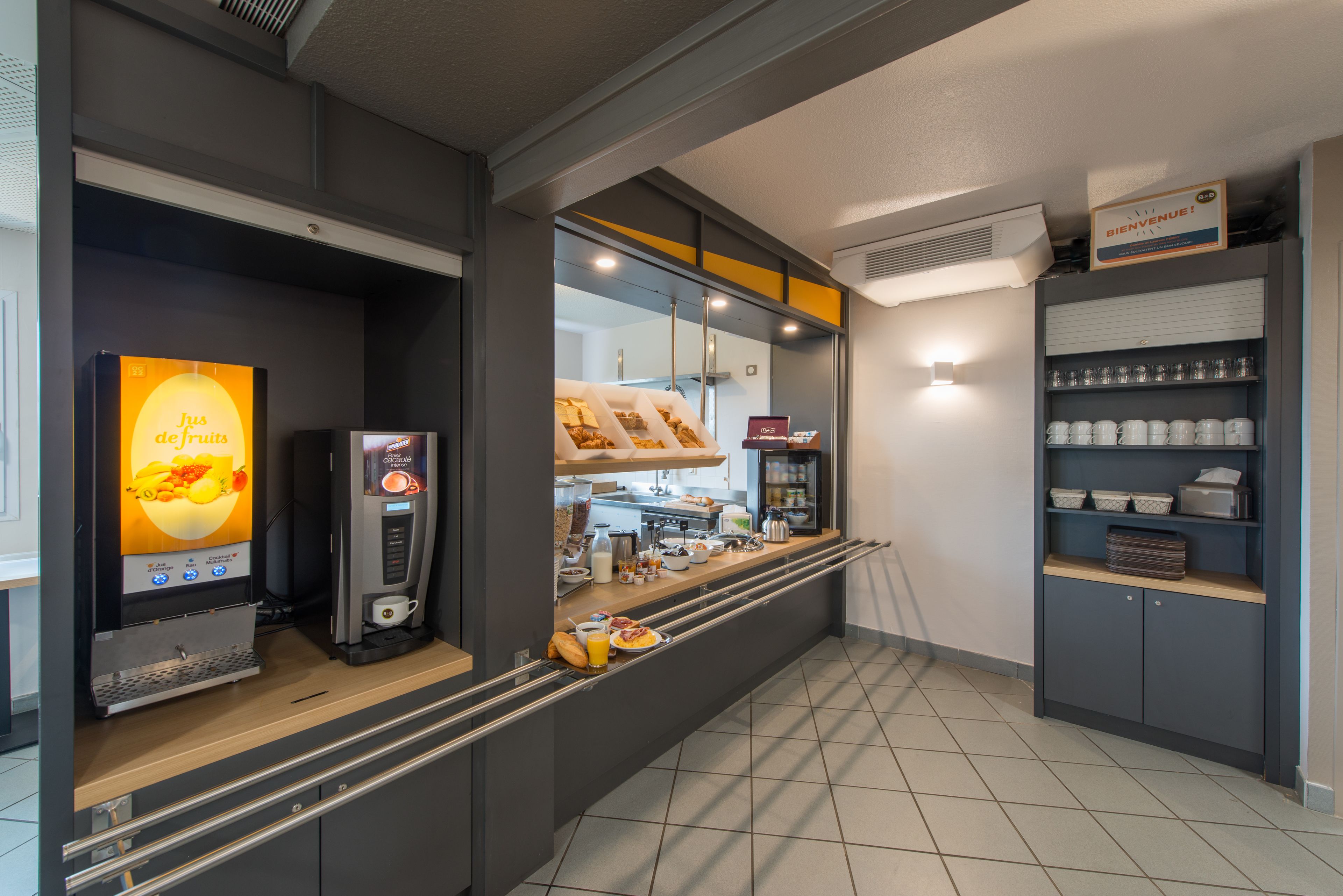 Una cafetería moderna con una máquina de café, una pizarra de menú y un mostrador con productos alimenticios.