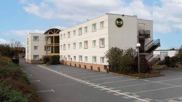 Un hôtel de type « bed and breakfast » au design moderne, doté d’un parking et d’un petit espace jardin.