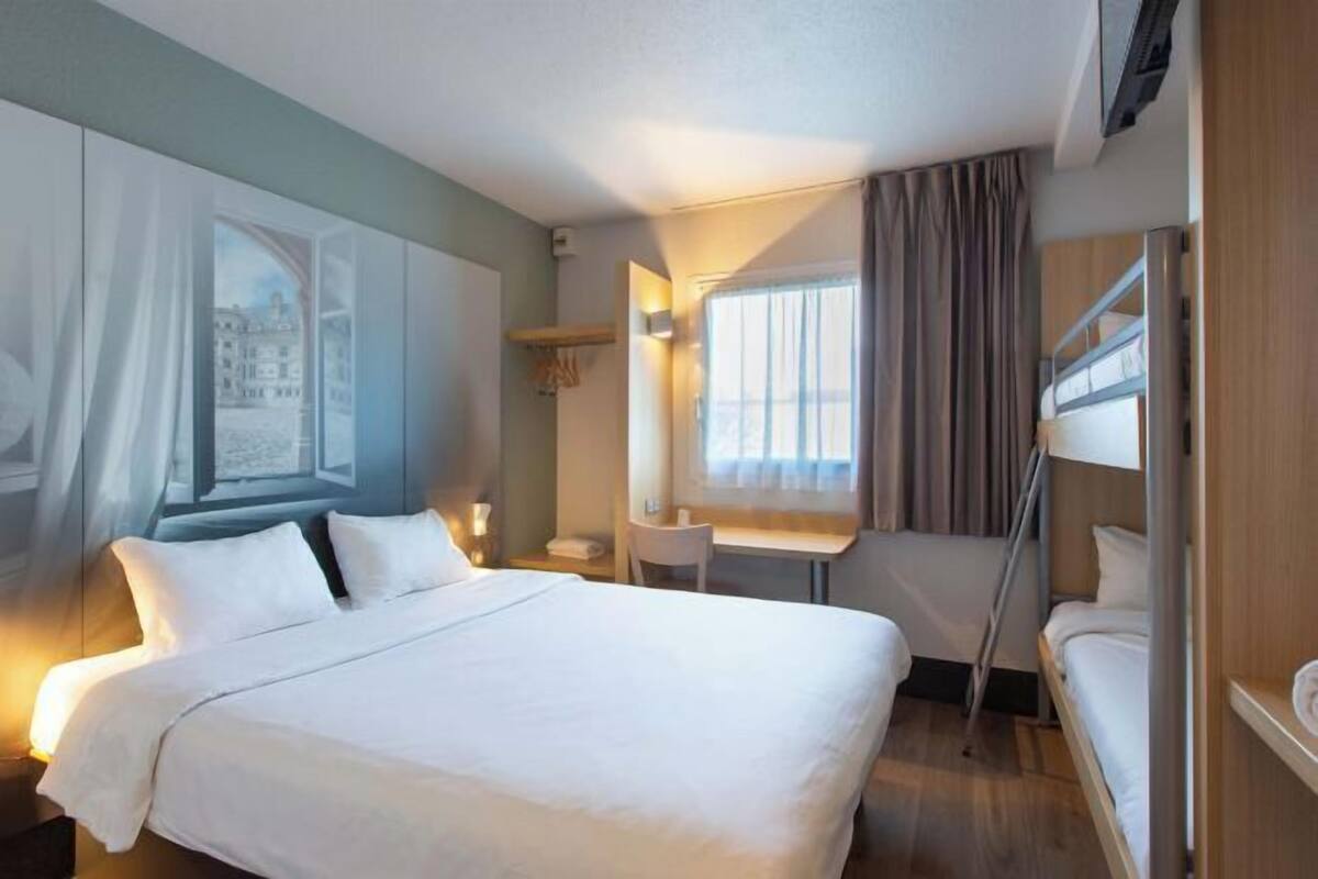 Hochwertige Bettwaren, Schreibtisch, schallisolierte Zimmer