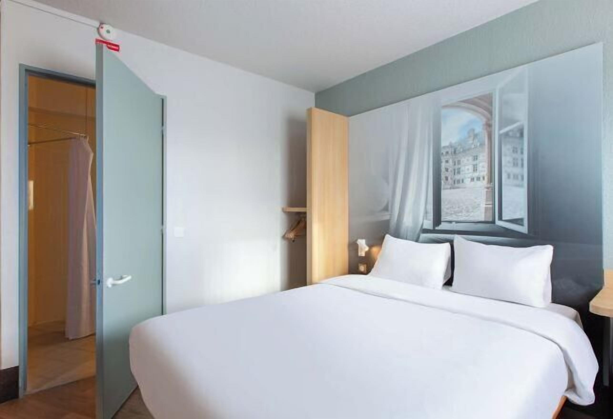 Premium bedding, desk, soundproofing, free WiFi