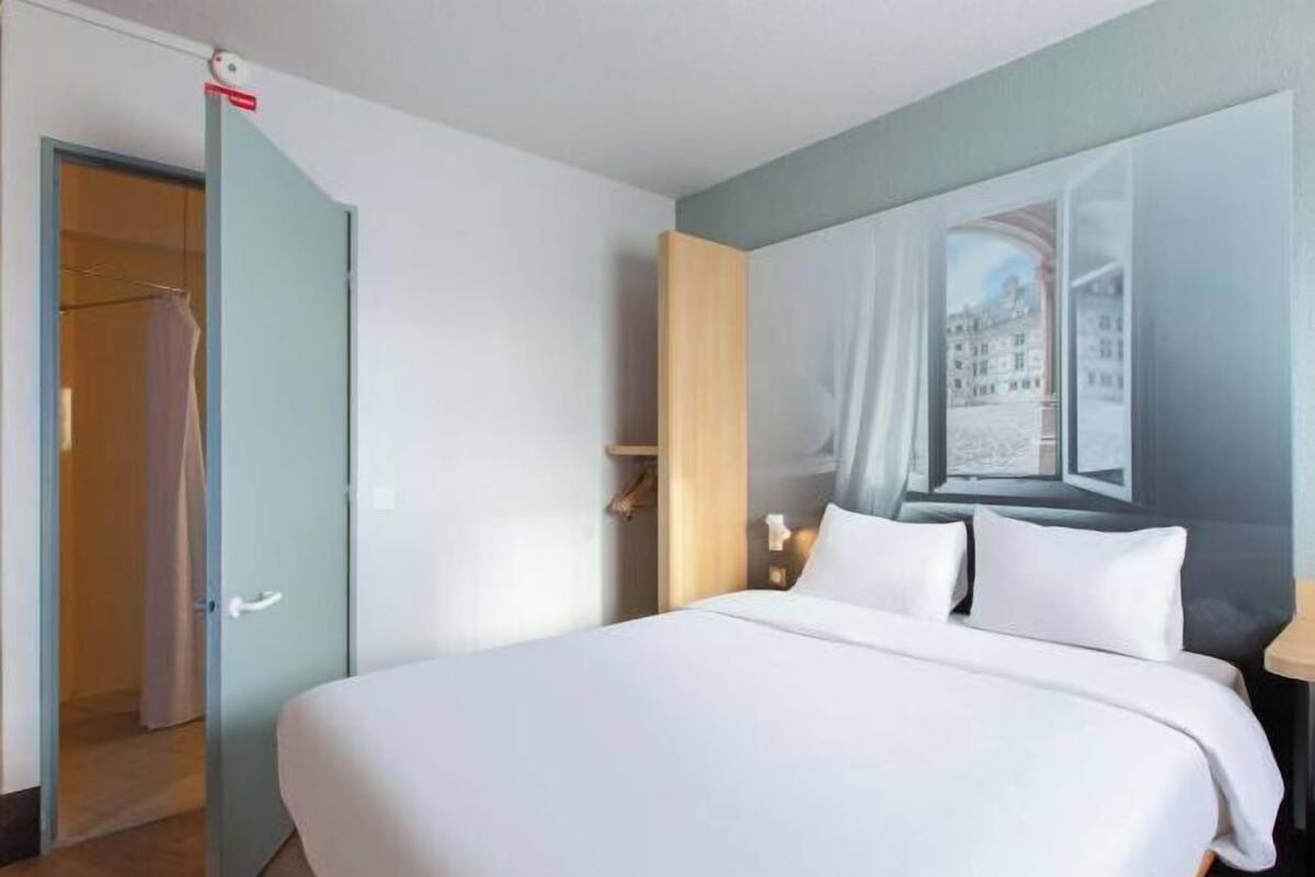 Premium bedding, desk, soundproofing, free WiFi