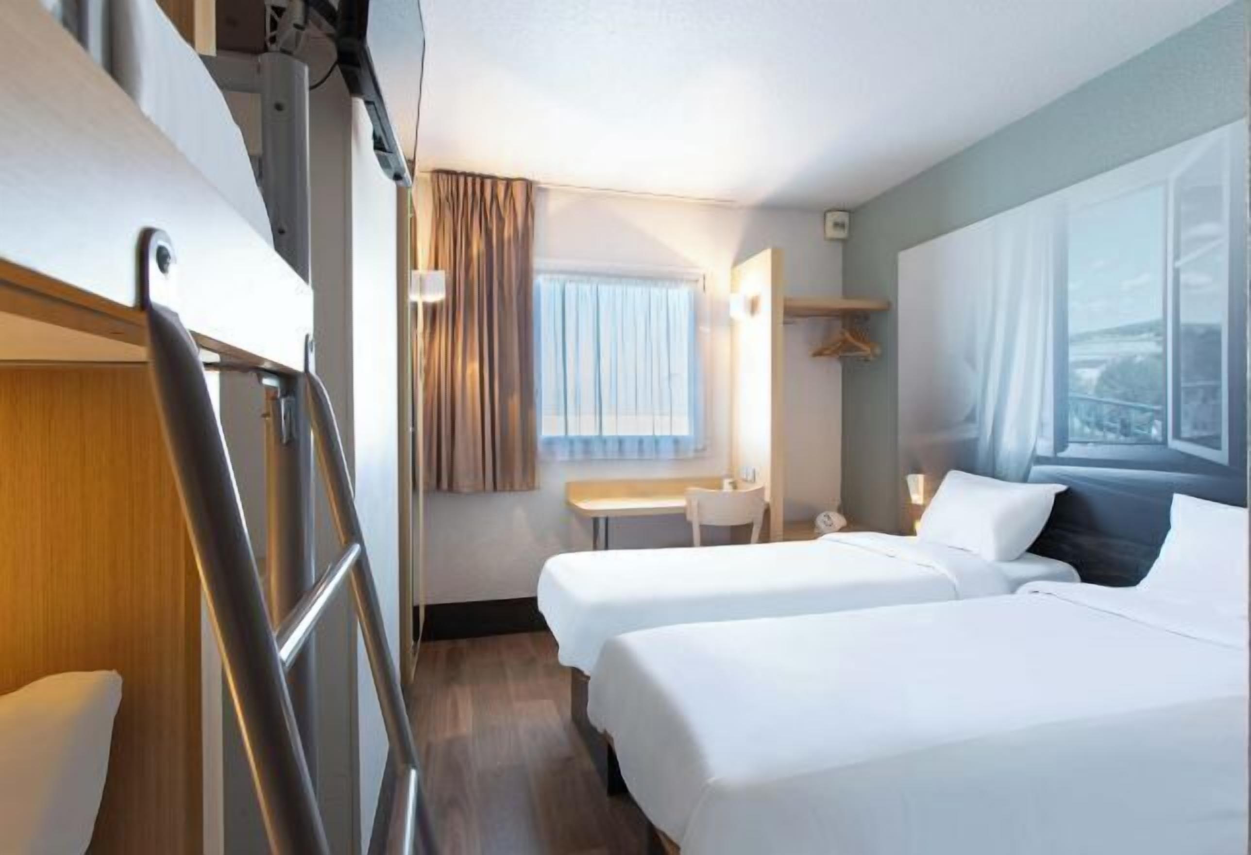 Premium bedding, desk, soundproofing, free WiFi