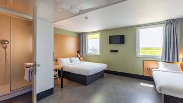 Chambre Quadruple, non-fumeurs | Literie de qualité supérieure, bureau, rideaux occultants